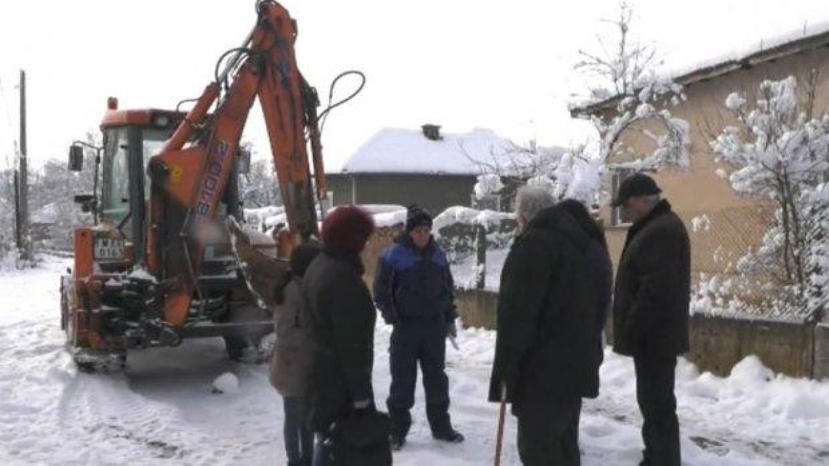 Некоректен потребител заплаши служители на ВиК с пистолет
