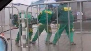 Видео с работници в ритъм завладя мрежата