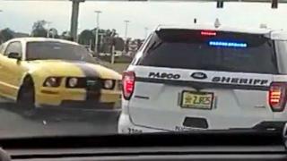 Беглец се блъсна в колата на шерифа във Флорида (видео)