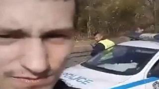Младеж се бъзика с полицаи, но бе сгащен от тях (ВИДЕО)