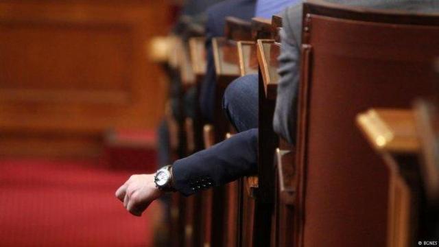 Не е трудно да вземеш за мезе семпли политици