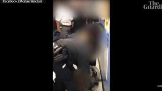 Груби полицаи изтръгват бебе от ръцете на майка му (видео)
