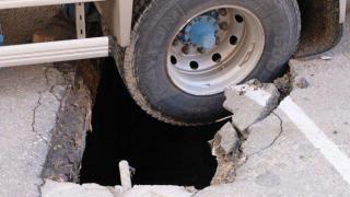 Камион пропадна в огромна дупка в Благоевград (снимки)