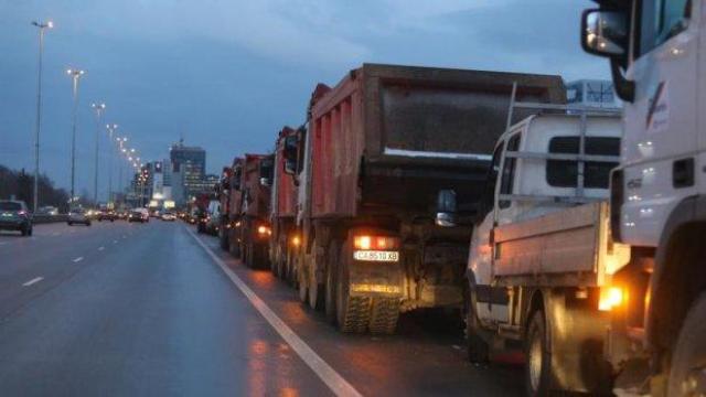 Едрите строители на протест срещу БСП в подкрепа на властта