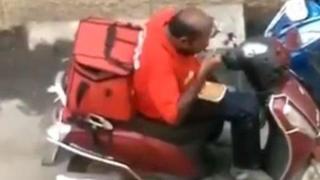 Хванаха доставчик да яде от храната на клиента (видео)