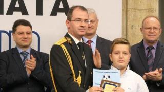Петокласник, разкрил кражба, получи награда „Полицай на годината“