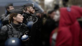 Гологръди жени се включиха в протеста в Париж (видео)