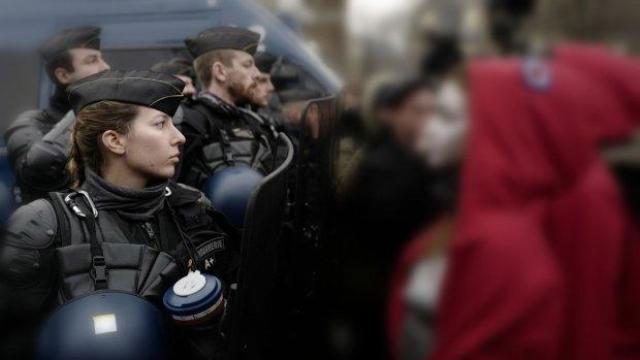 Гологръди жени се включиха в протеста в Париж (видео)