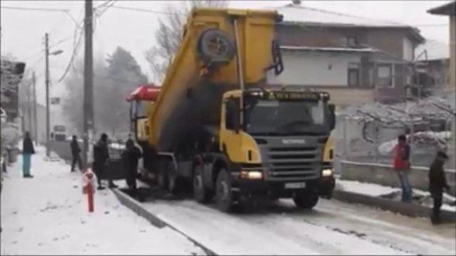 Нов случай на асфалтиране в снега едва не сби шофьори и строители