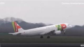 Самолети се мъчат да се приземят в бурята в Манчестър (видео)