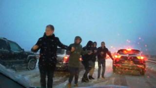Едни чакат в задръстването, а други тропат хорце на "Хемус" (ВИДЕО)