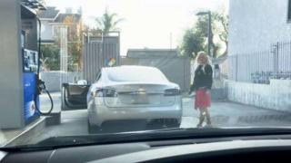 Велико! Блондинка се мъчи да зареди Tesla с... бензин (видео)