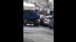 Работници хвърлят пясък върху коли, вместо на улицата (ВИДЕО)