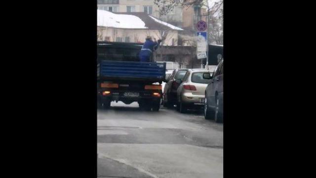 Работници хвърлят пясък върху коли, вместо на улицата (ВИДЕО)