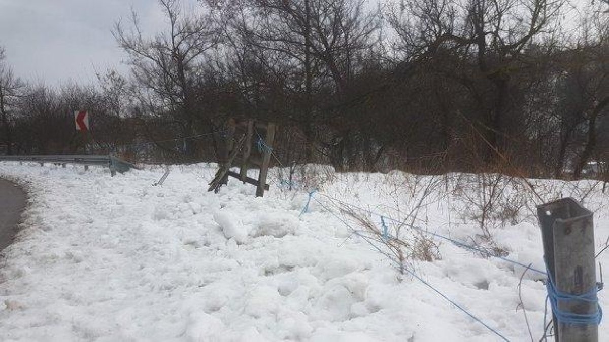 Опасен пътен участък е преграден не с мантинела, а със сезал