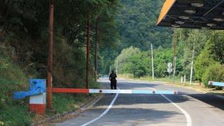 Спряха бус с подаръци за българчета в Босилеградско
