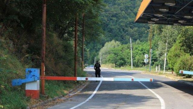 Спряха бус с подаръци за българчета в Босилеградско