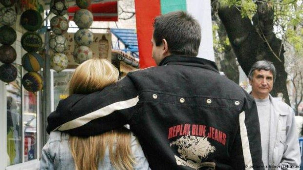 Не им е лесно на младите в България