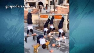 Малки момчета показват удивителни акробатични номера (видео)