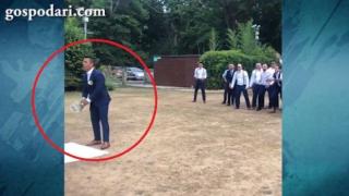 Мъж хвърля букет на сватбата си, вижте реакцията на приятелите му