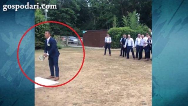 Мъж хвърля букет на сватбата си, вижте реакцията на приятелите му