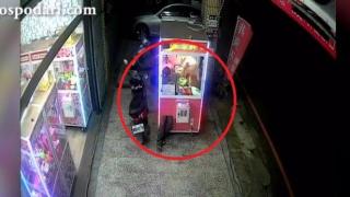Момче успява да открадне играчки от автомат като се провира през тесен отвор (видео)