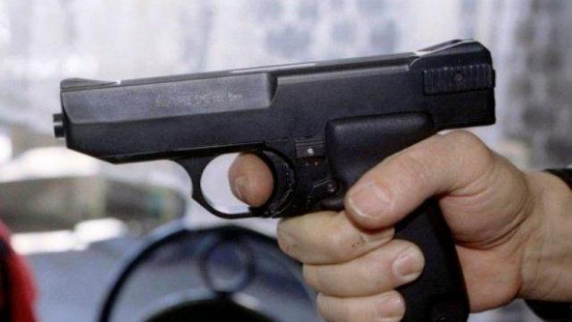 Дрогиран извади пистолет на млада шофьорка