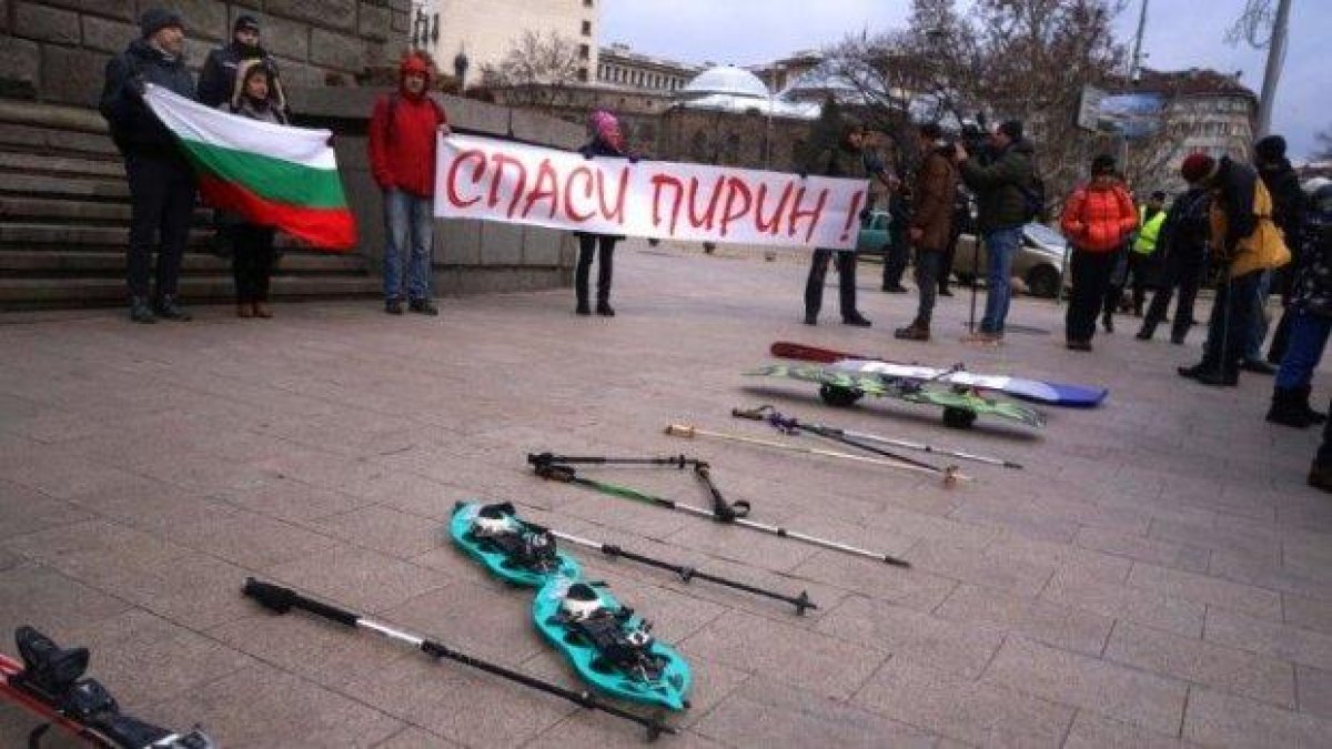 Протест със ски пред Министерски съвет