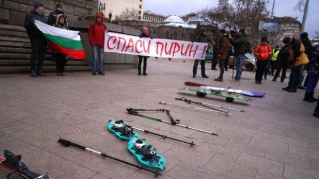 Протест със ски пред Министерски съвет