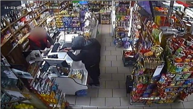 Въоръжен бандит извърши обир във Варна, полицията го издирва (видео)