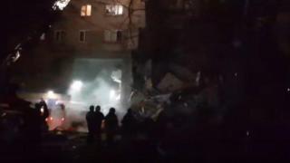 Жилищна сграда се срути в Русия, има жертви (видео)