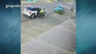 Пешеходци избягват като по чудо удари от коли (видео)