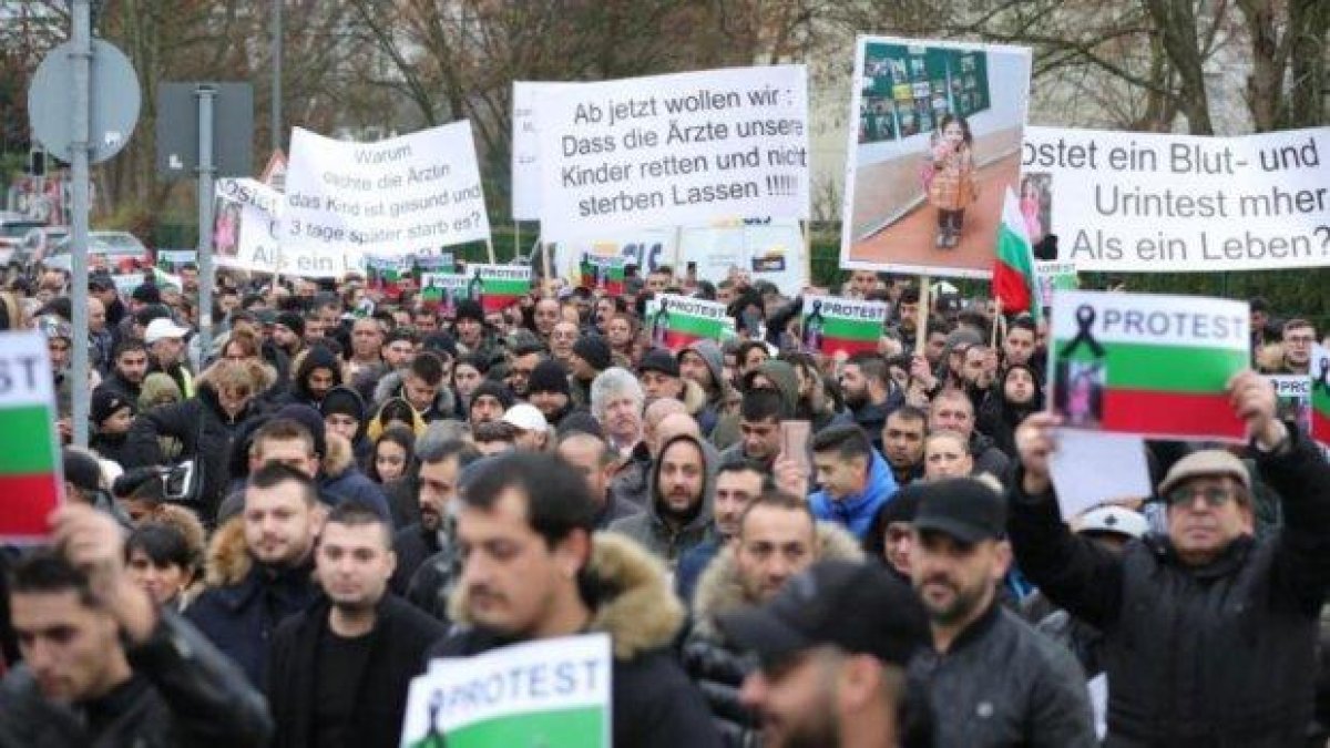 Стотици излязоха на протест в Кьолн заради смъртта на българско дете
