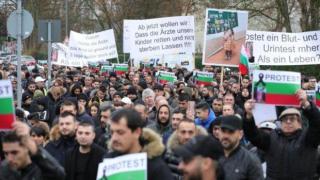 Стотици излязоха на протест в Кьолн заради смъртта на българско дете