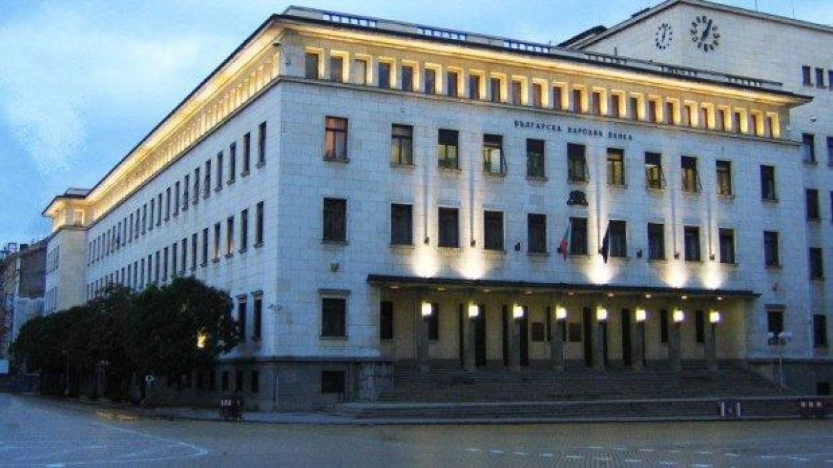 В БНБ си вдигнаха заплатите, шефът взима близо 17 хил лв.
