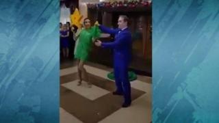 Мъж и жена правят коледно шоу с преобличане на тоалети (видео)