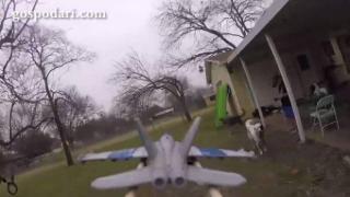 Момче закачи дрон на детски самолет и засне уникални кадри (видео)