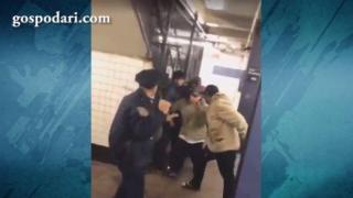 Полицай се изправя срещу наркомани в метрото на Ню Йорк (видео)
