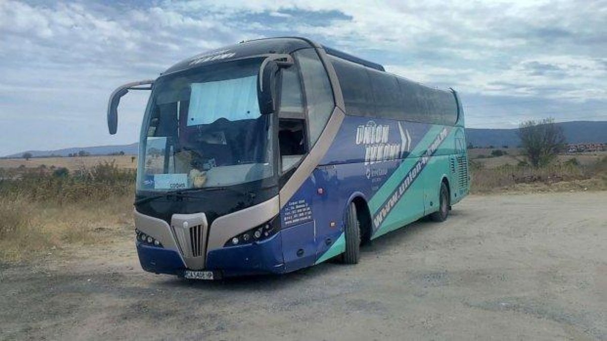 Българи останаха на пътя 17 часа заради развален автобус