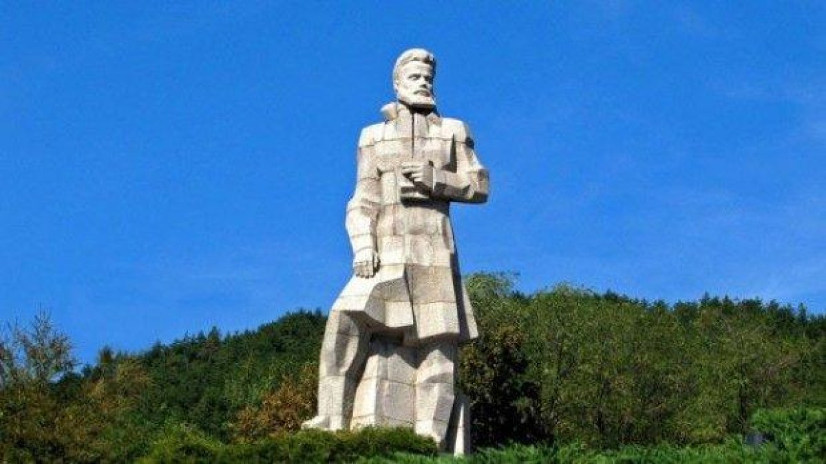 Заради паметник на Ботев: Кметът на Карлово съди кмета на Калофер
