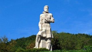 Заради паметник на Ботев: Кметът на Карлово съди кмета на Калофер