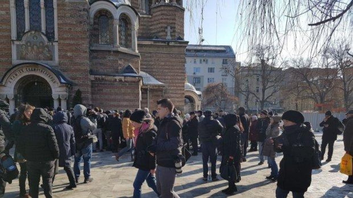 Стотици близки и почитатели си взимат сбогом с Иван Ласкин