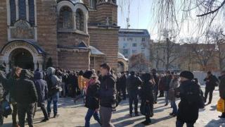 Стотици близки и почитатели си взимат сбогом с Иван Ласкин