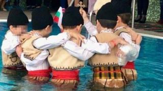 Вкараха деца с носии в басейн за Богоявление, родители спорят дали е редно (снимки)