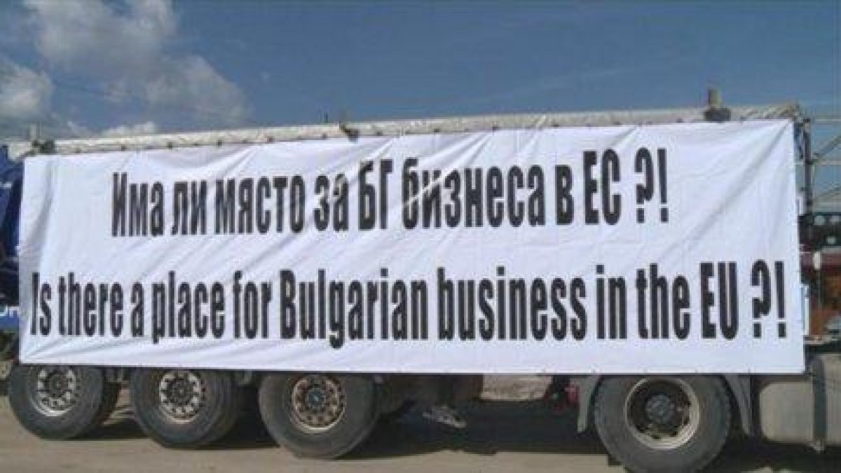 Стотици български превозвачи протестират пред европарламента в Брюксел