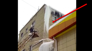 Най-нескопосаните служители на община в Русия махат ледени висулки (видео)
