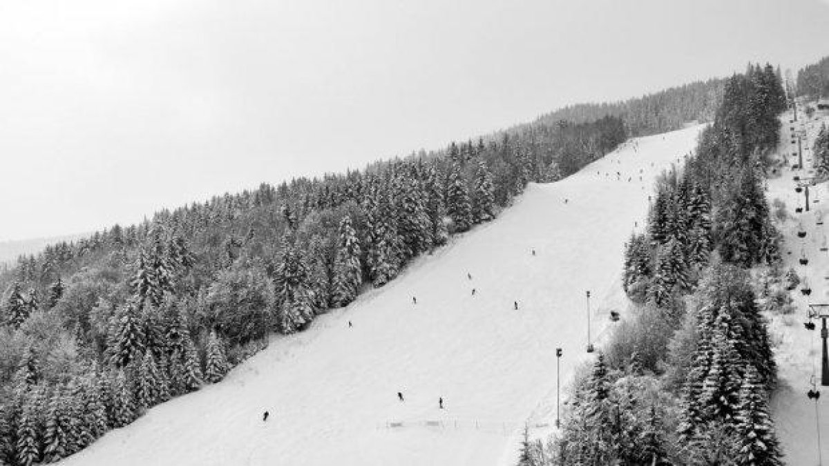 Огромни опашки на Витоша, скиори чакаха с часове (снимка)