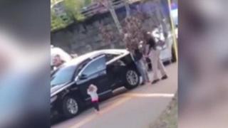 2-годишно момиченце се предаде на полицията с вдигнати ръце (ВИДЕО)