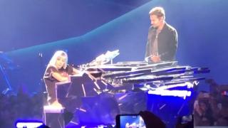 Брадли Купър и Гага изненадващо изпълниха "Shallow" на живо (видео)