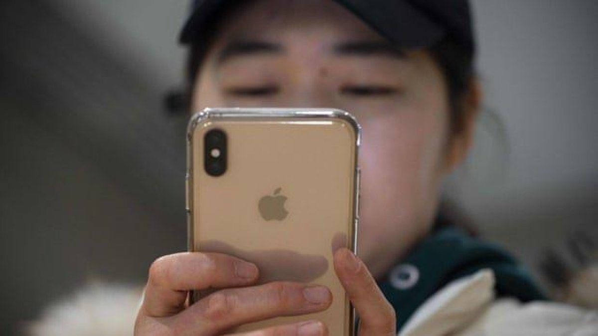Apple бърза да поправи бъг в приложение, което позволява да подслушваме хора